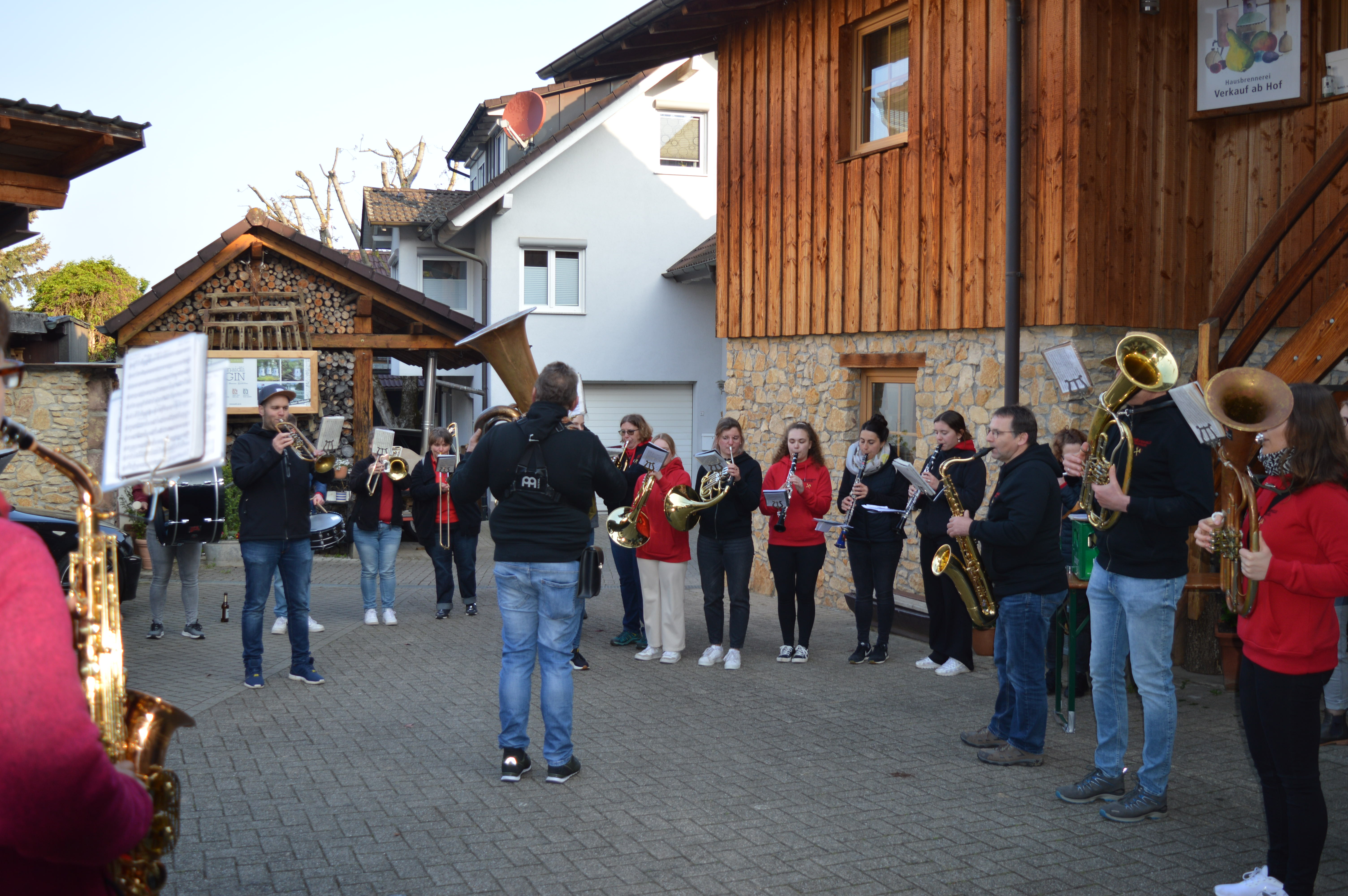  Musikerinnen und Musiker der Trachtenkapelle Heuweiler spielten an verschiedenen Stationen ihrer frühmorgendlichen Tour auf. 